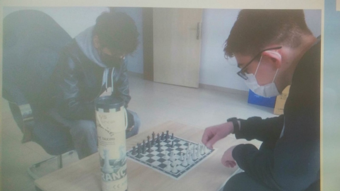 Okul koridorlarına, öğrencilerin ulaşabileceği şekilde satranç takımları yerleştirildi